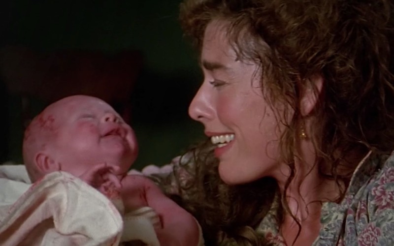 Olivia és az újszülött baba a Családi viszály című epizódból
