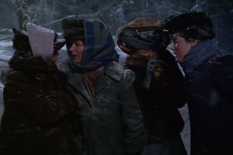 Jelenet a Barátok és rokonok című epizódból - hóviharban tanakodik Hetty, Janet, Abigail és Olivia