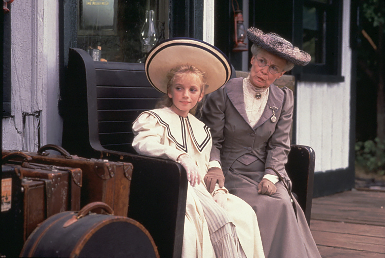 Sara és Louisa dadus az állomáson az első epizódban