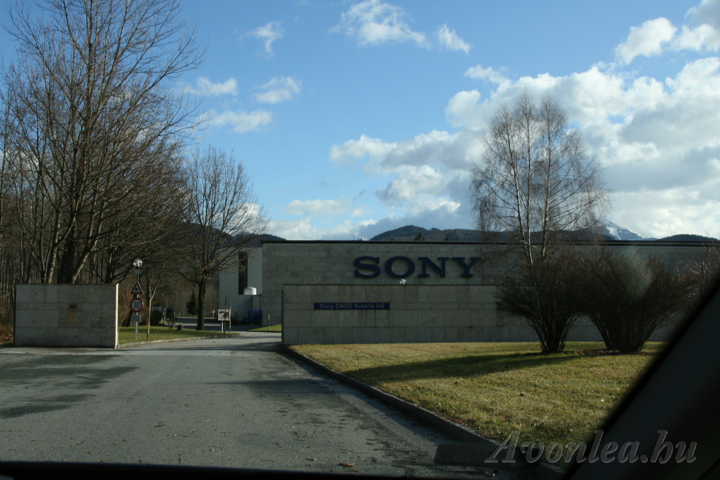 A Sony gyárához közeledve...
