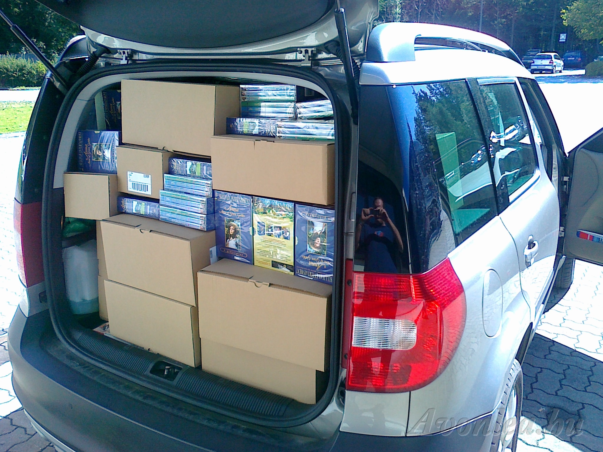 Az Anna DVD-csomagok 2010. szeptember 20-án úton Magyarország felé az ausztriai Sony DADC gyárból