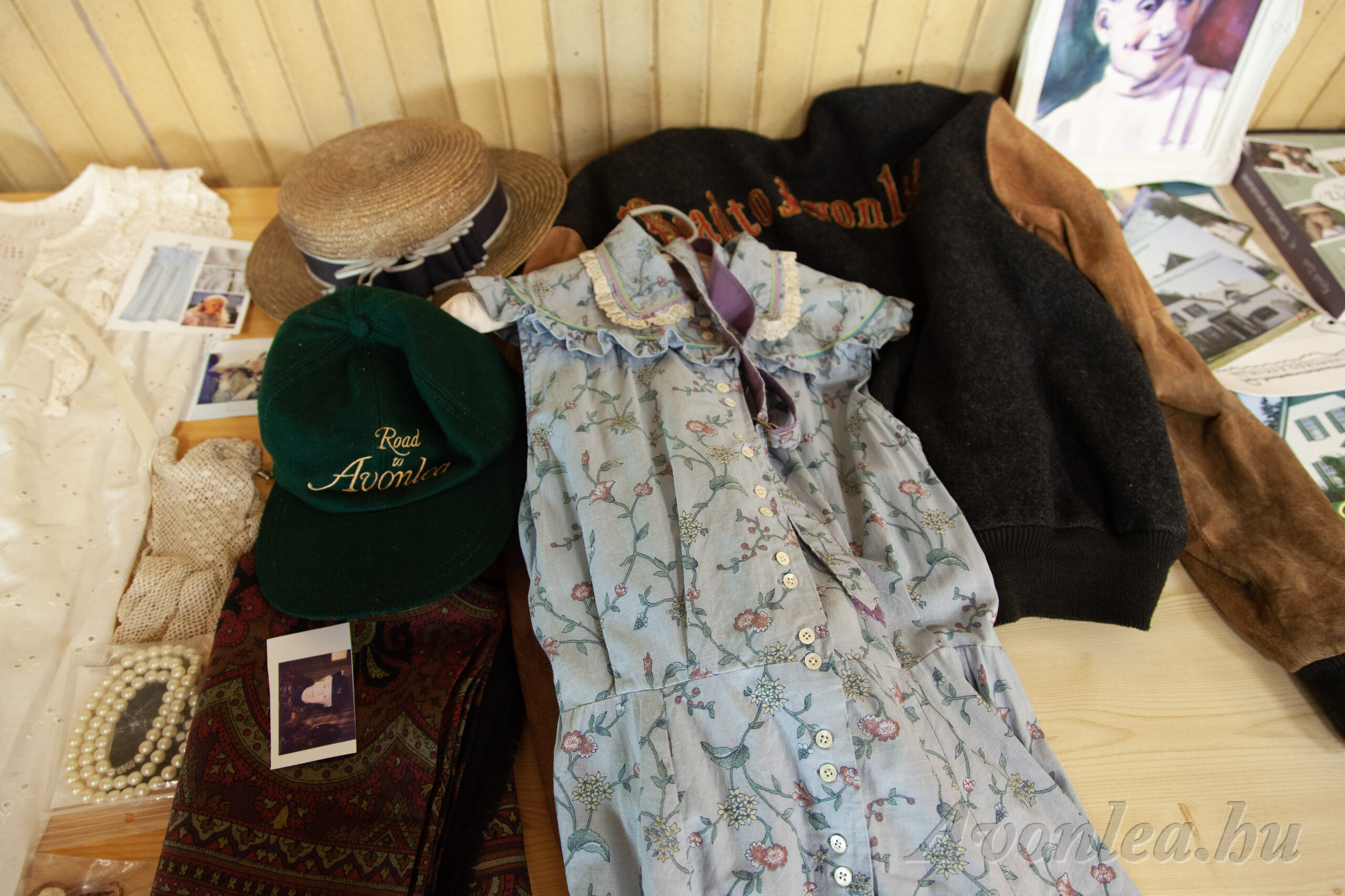 Forgatási kellékek: Hetty néni kalapja, Sara ruhája, stábsapka és stábdzseki